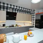 公寓 Modern, Spacious With Garage And Balcony