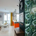 Modern, Spacious With Garage And Balcony 华沙