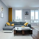 Modern, Spacious With Garage And Balcony 公寓