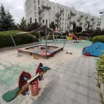 Modern, Spacious With Garage And Balcony 公寓