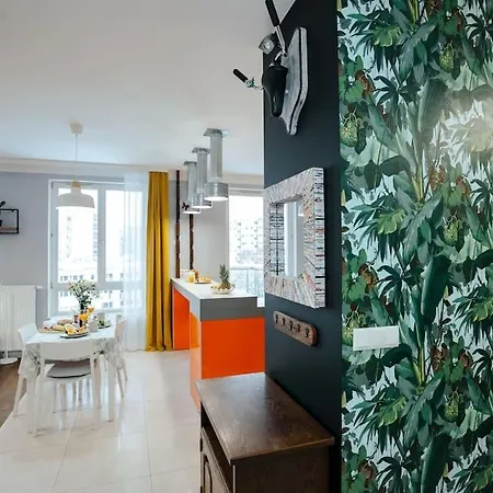 Modern, Spacious With Garage And Balcony Warsaw