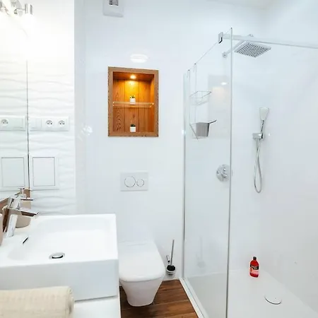 Modern, Spacious With Garage And Balcony Appartamento Varsavia