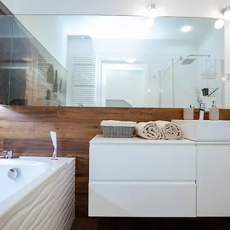 Modern, Spacious With Garage And Balcony *