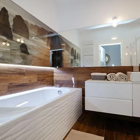 Modern, Spacious With Garage And Balcony Appartamento