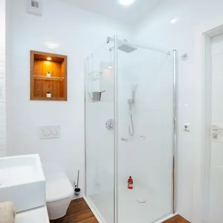 Modern, Spacious With Garage And Balcony Appartamento *