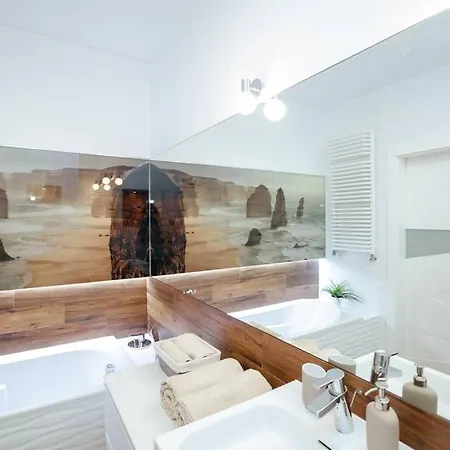 Modern, Spacious With Garage And Balcony Appartamento