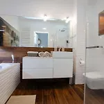 Modern, Spacious With Garage And Balcony