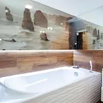 Appartement Modern, Spacious With Garage And Balcony