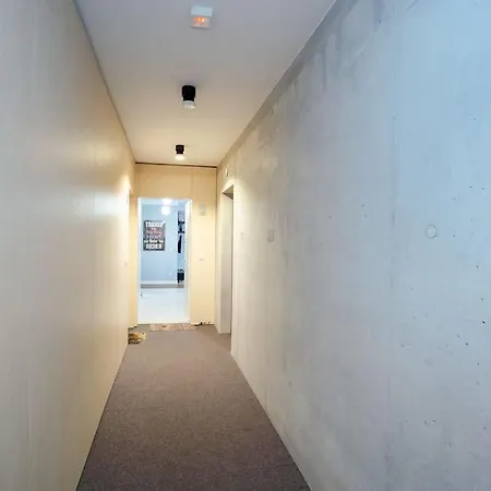 Modern, Spacious With Garage And Balcony *