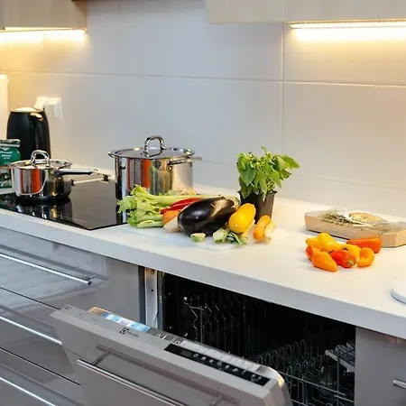 아파트 Modern, Spacious With Garage And Balcony *