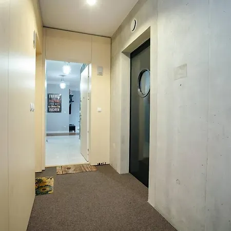 Modern, Spacious With Garage And Balcony Warszawa