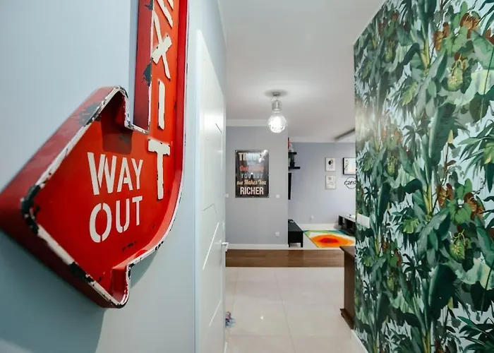 Modern, Spacious With Garage And Balcony