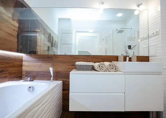 Modern, Spacious With Garage And Balcony *