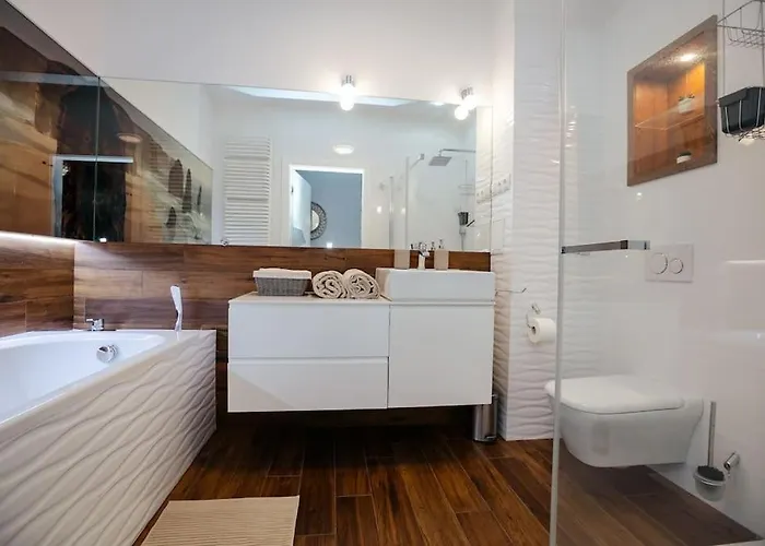 Modern, Spacious With Garage And Balcony