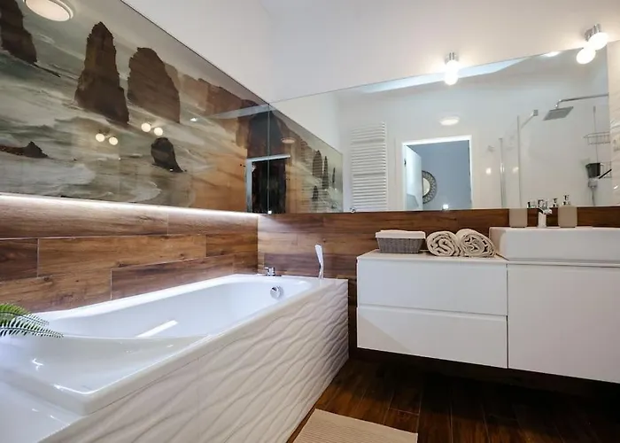 Modern, Spacious With Garage And Balcony Apartman