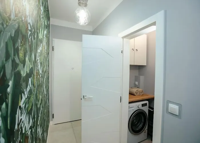 Apartman Modern, Spacious With Garage And Balcony