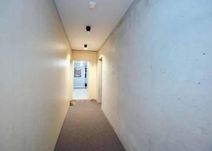 Modern, Spacious With Garage And Balcony *