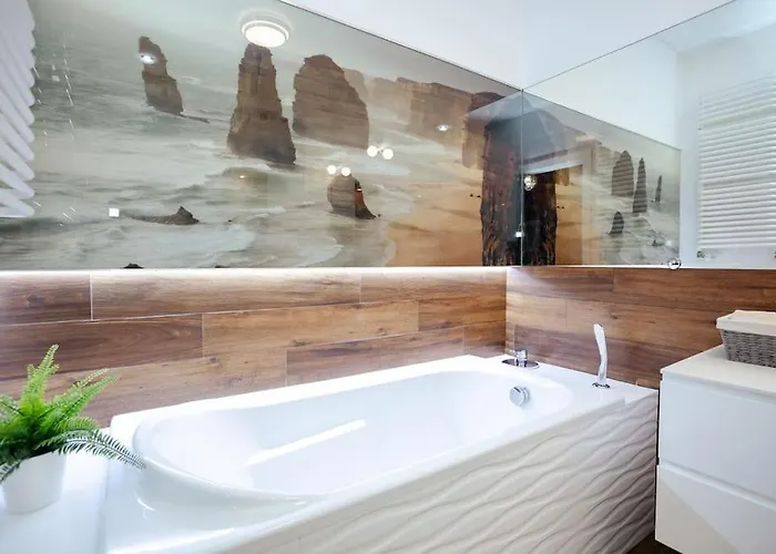 Apartman Modern, Spacious With Garage And Balcony