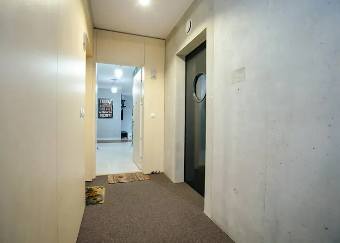 Modern, Spacious With Garage And Balcony Varsó