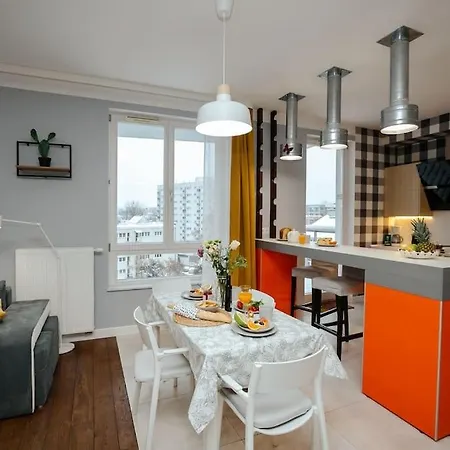 Modern, Spacious With Garage And Balcony *