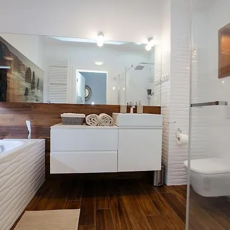 Modern, Spacious With Garage And Balcony